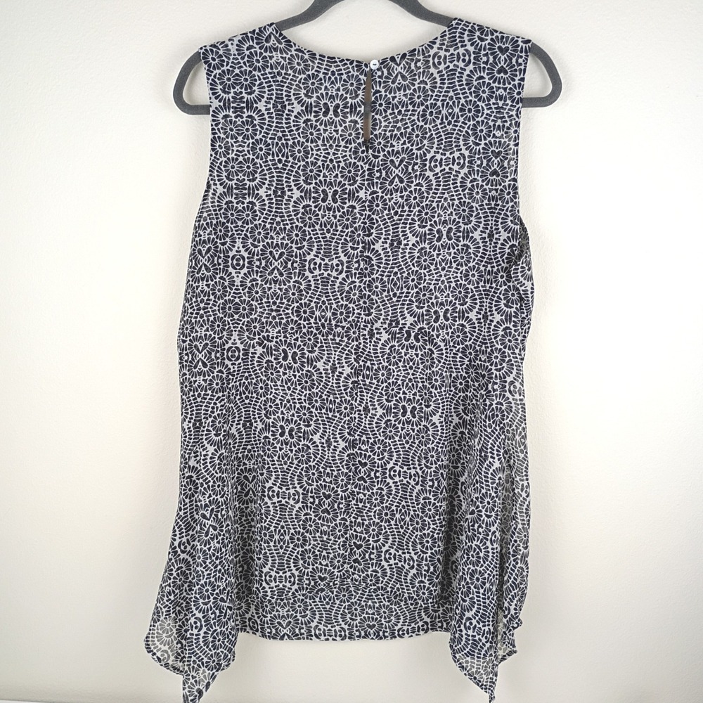 Fever Womens Black White Geometric Floral Sleeveless Sharkbite Hem Blouse Large - Picture 2 of 6